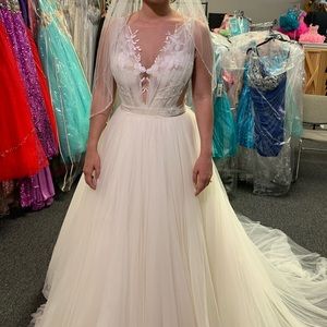 Ange Etoiles “Alin” Wedding dress. New! Off white A-line with tulle skirt